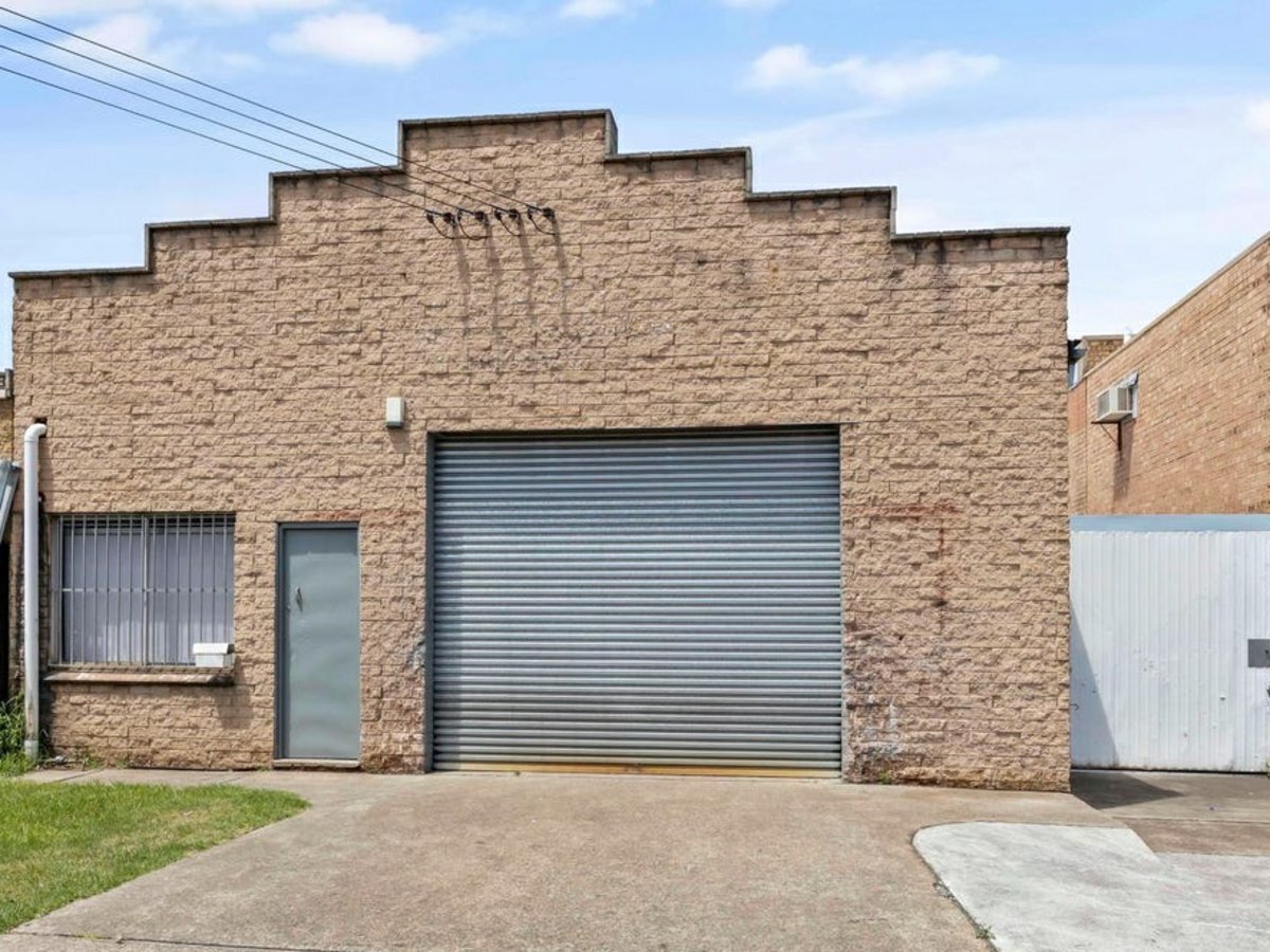 38 Carrington Road, GUILDFORD